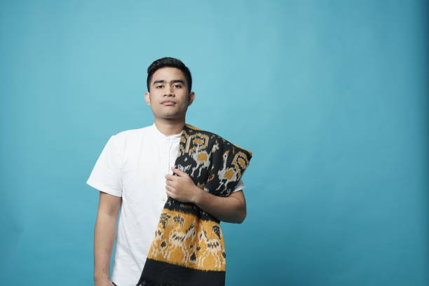 Selain Buat Ibadah, Ini Ide Styling Sarung agar Lebih Fashionable