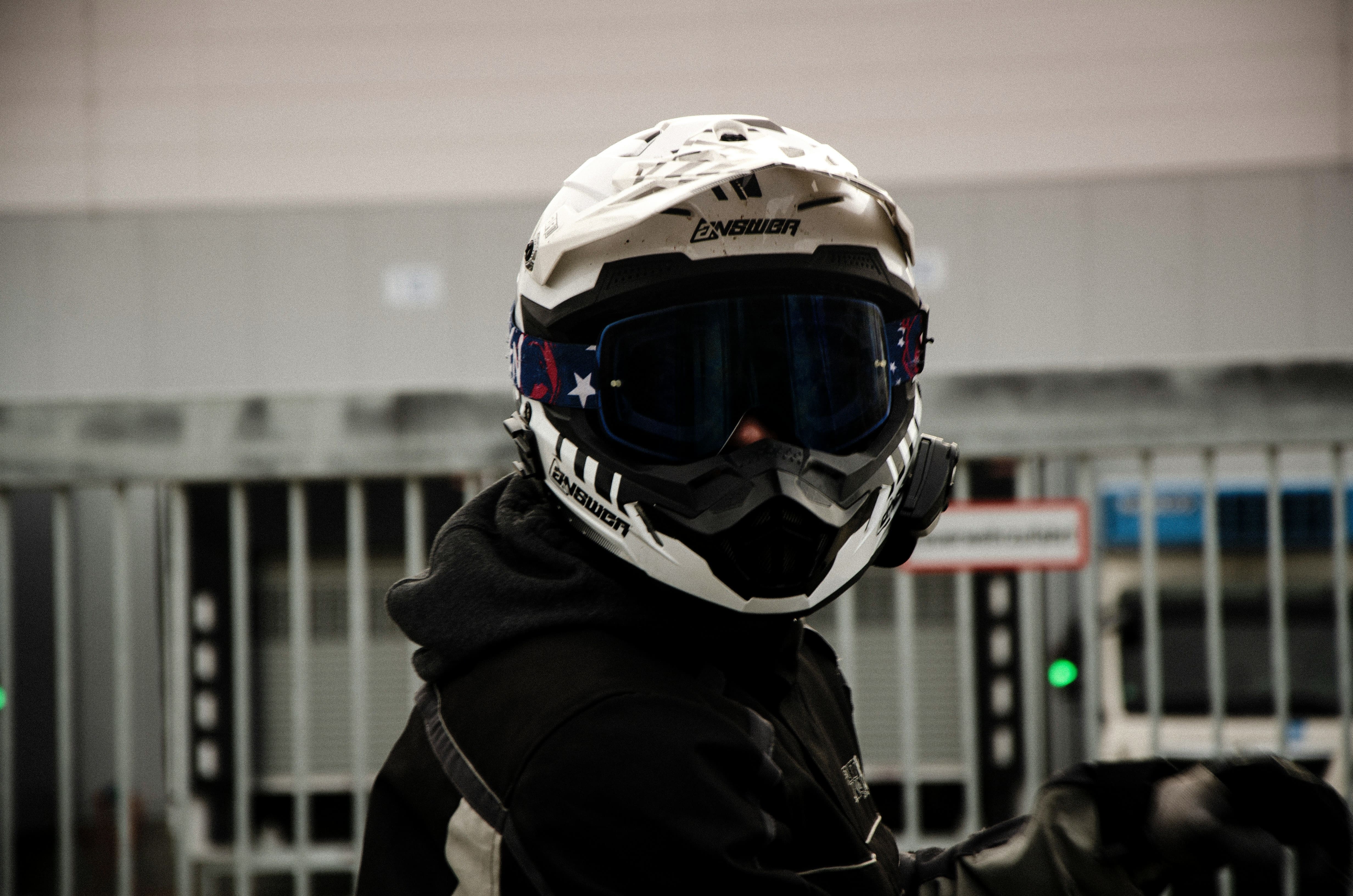 Naik Motor Keren Maksimal! Ini Tutorial Memilih Shape dan Warna Helm Biar Sangar
