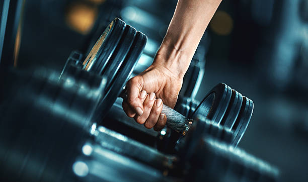 5 Cara Aman Gunakan Dumbbell bagi Pemula, Biar Nggak Cedera Saat Latihan