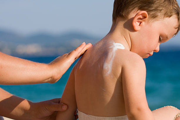Moms, Ini Alasan Anak Juga Perlu Pakai Sunscreen