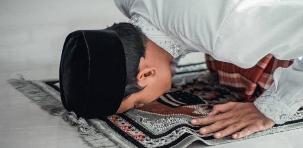 5 Tips Sholat Nyaman di Tempat Umum atau Saat Traveling