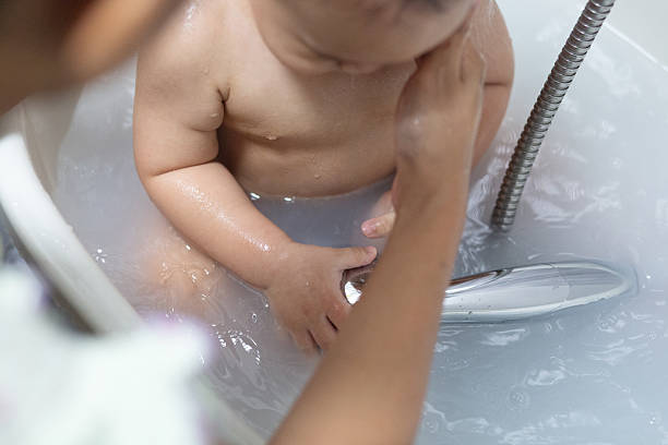 Cara Mengatasi Bayi Rewel Saat Mandi dengan Shower Lembut