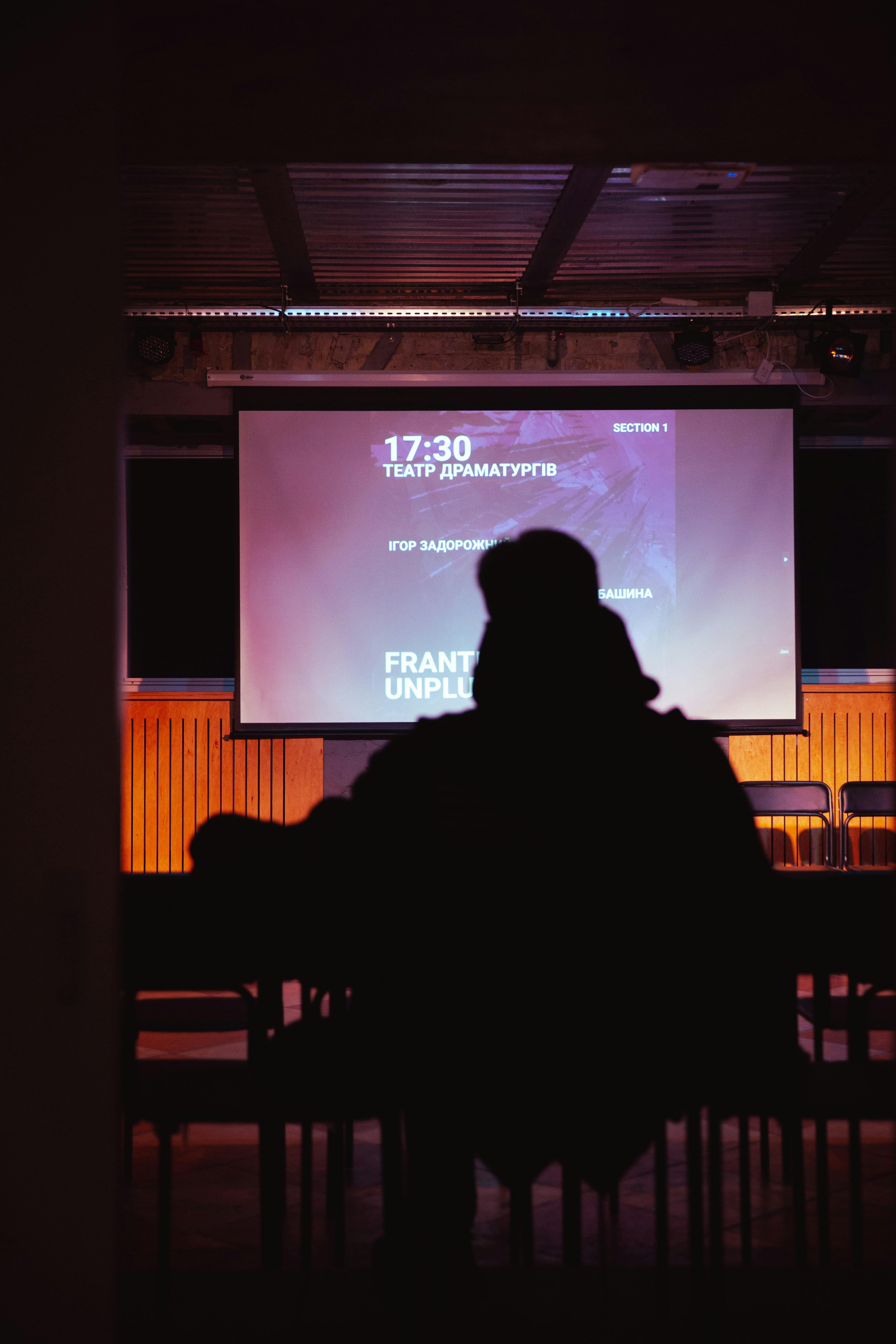Kerja dari Mana Aja Jadi Gampang dengan Projector Portable untuk Kantor Modern
