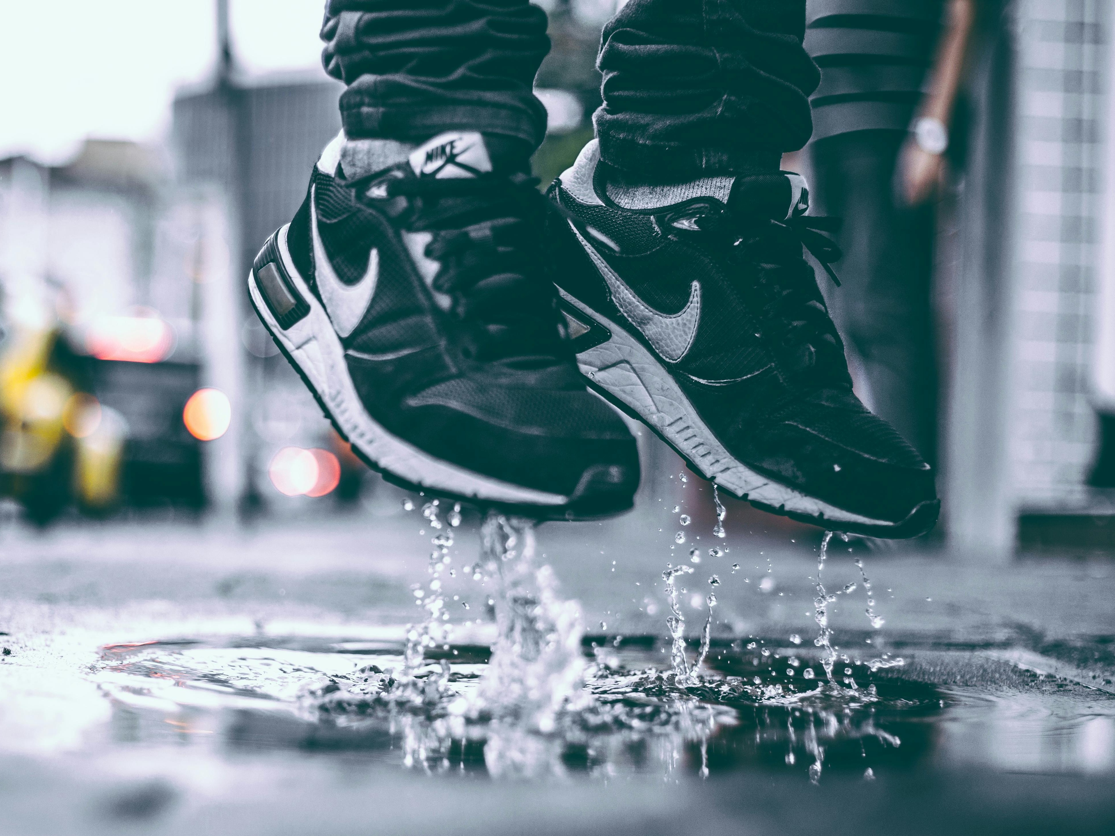 Sepatu Sneakers Kusam? Begini Cara Balikin Kinclongnya!