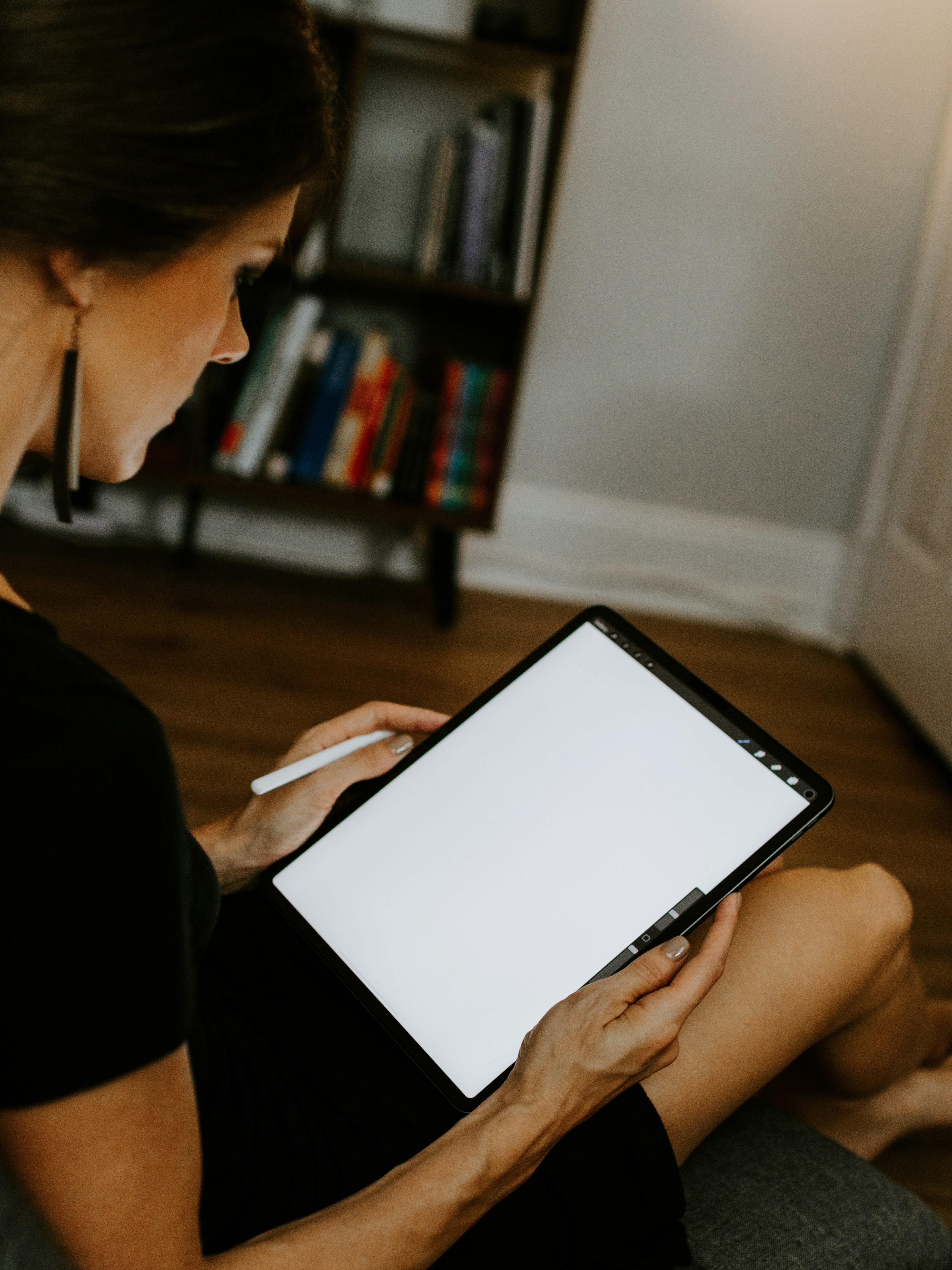Resiko Leher Kaku! Ini 5 Tips Duduk Paling Pas Saat Kerja Pakai Tablet