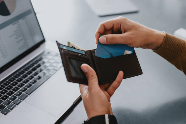 Mau Kasih Dompet ke Ayah dan Papa Mertua? Ini Rekomendasinya