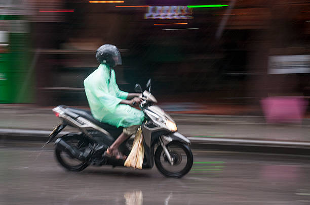 Motoran di Musim Hujan? Ini Tips Supaya Tetap Aman dan Nggak Basah Kuyup
