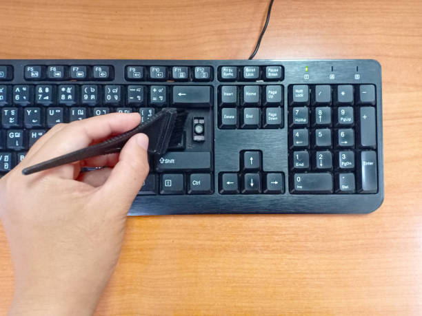 Keyboard Kabel Kamu Penuh Kotoran dan Debu? Coba 5 Cara Ampuh Ini Biar Tetap Kinclong dan Awet!