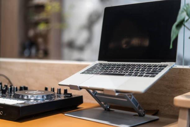 Tips Menggunakan Stand Laptop agar Posisi Duduk Lebih Ideal