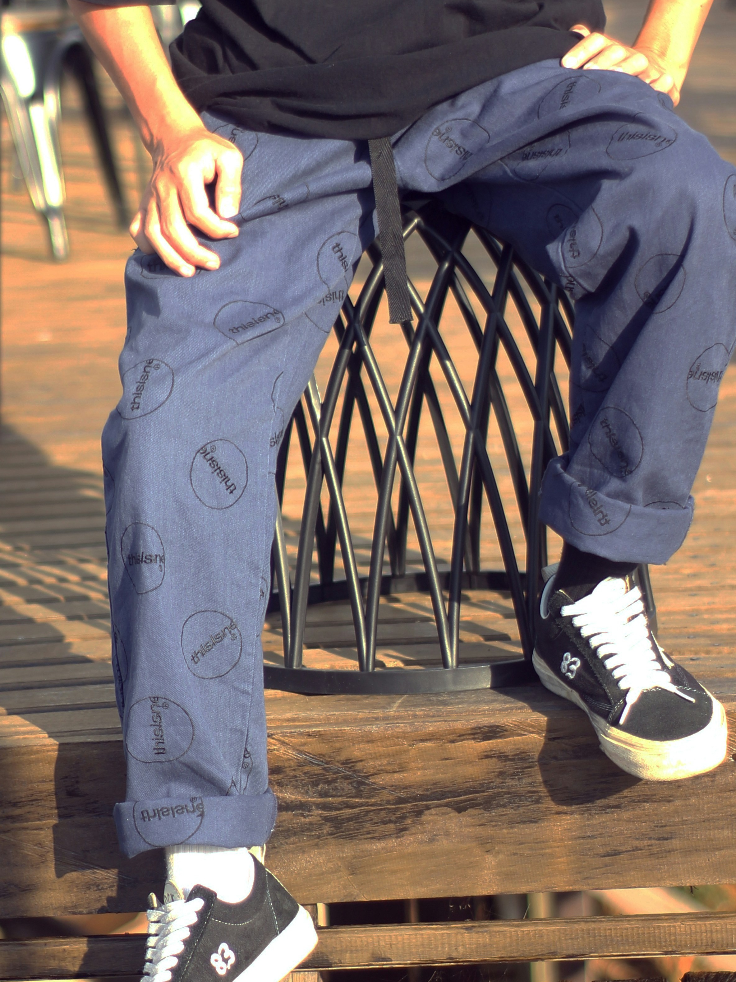 Ucapkan Selamat Tinggal pada Jeans Ketat! Ini Cara Tampil Stylish dengan Celana Denim Longgar