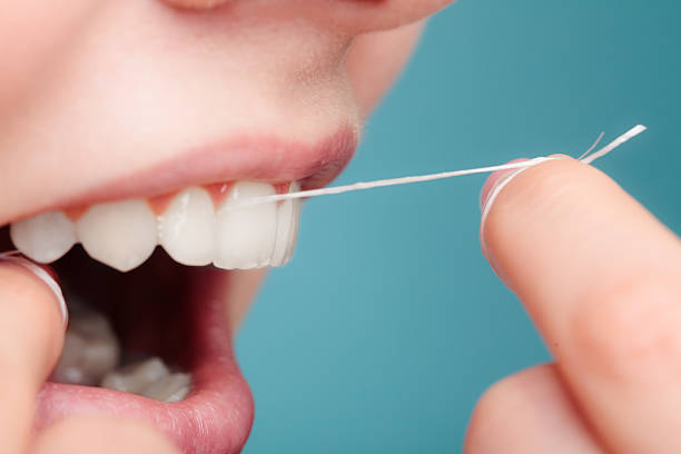 Kenapa Dental Floss Lebih Efektif daripada Sikat Gigi Saja?