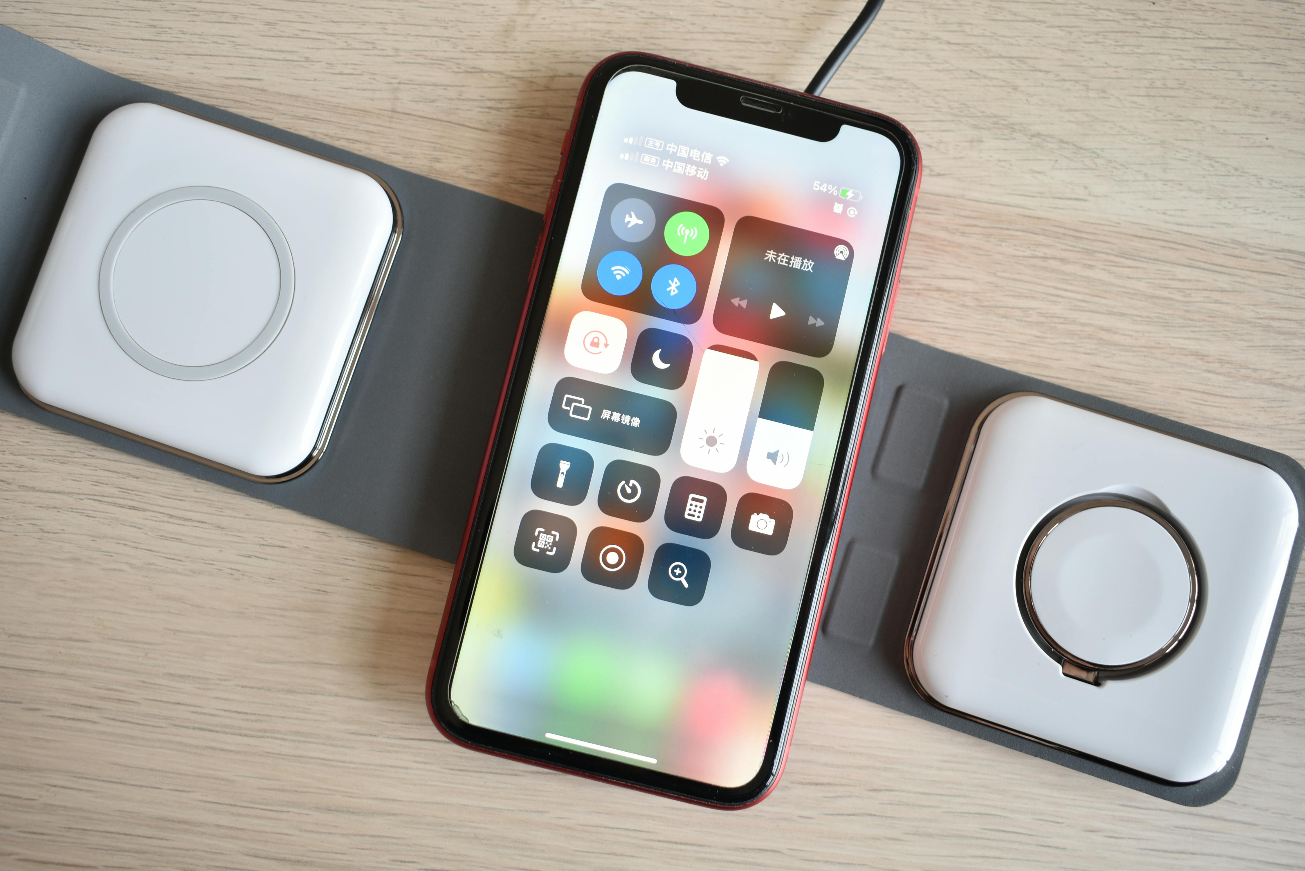 Akhiri Ruwetnya Kabel! Kenapa Kamu Wajib Punya Charging Pad 3-in-1?