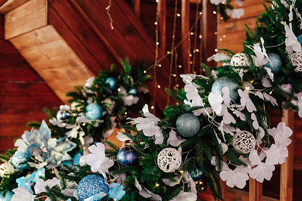 5 Ide Dekorasi Tangga dengan Garland Natal, Cantik dan Instagramable!