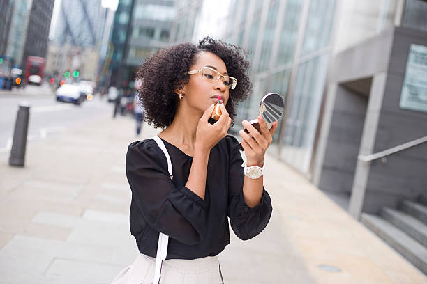 4 Tips Menjaga Makeup Tetap Rapi Saat Berpergian, Nggak Susah Kok!