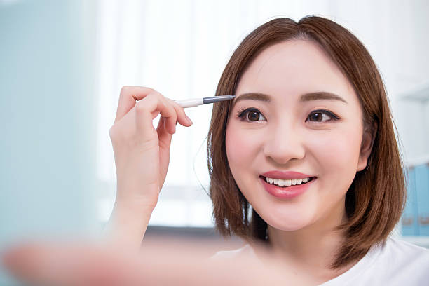 Ingin Alis Tampak Prima dan Natural Tanpa Sulam? Coba Teknik Ini dengan Pensil Alis!