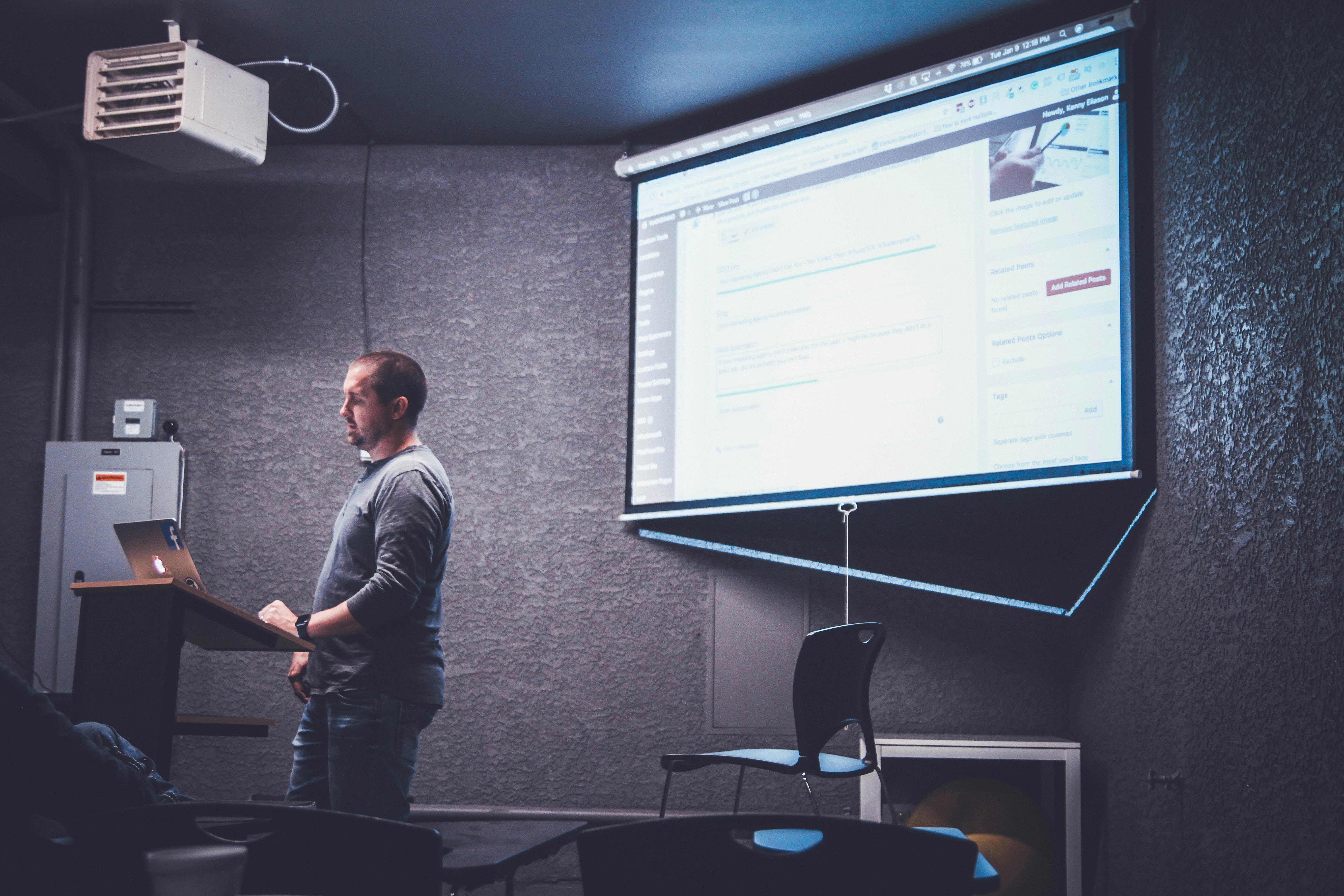 Kerja dari Mana Aja Jadi Gampang dengan Projector Portable untuk Kantor Modern