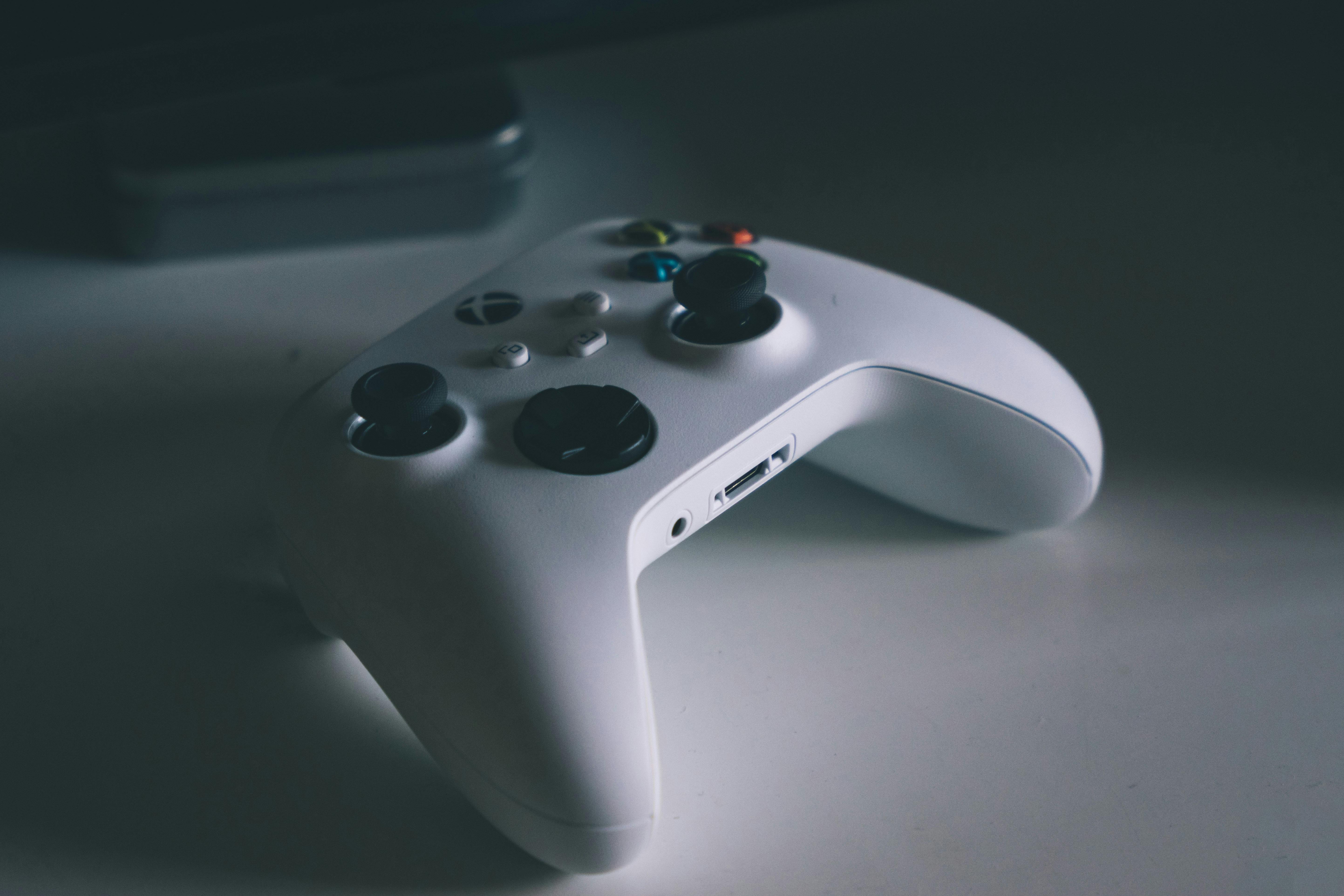 Gamepad Simetris vs. Asimetris? Pilih Desain Controller Ternyamanmu!