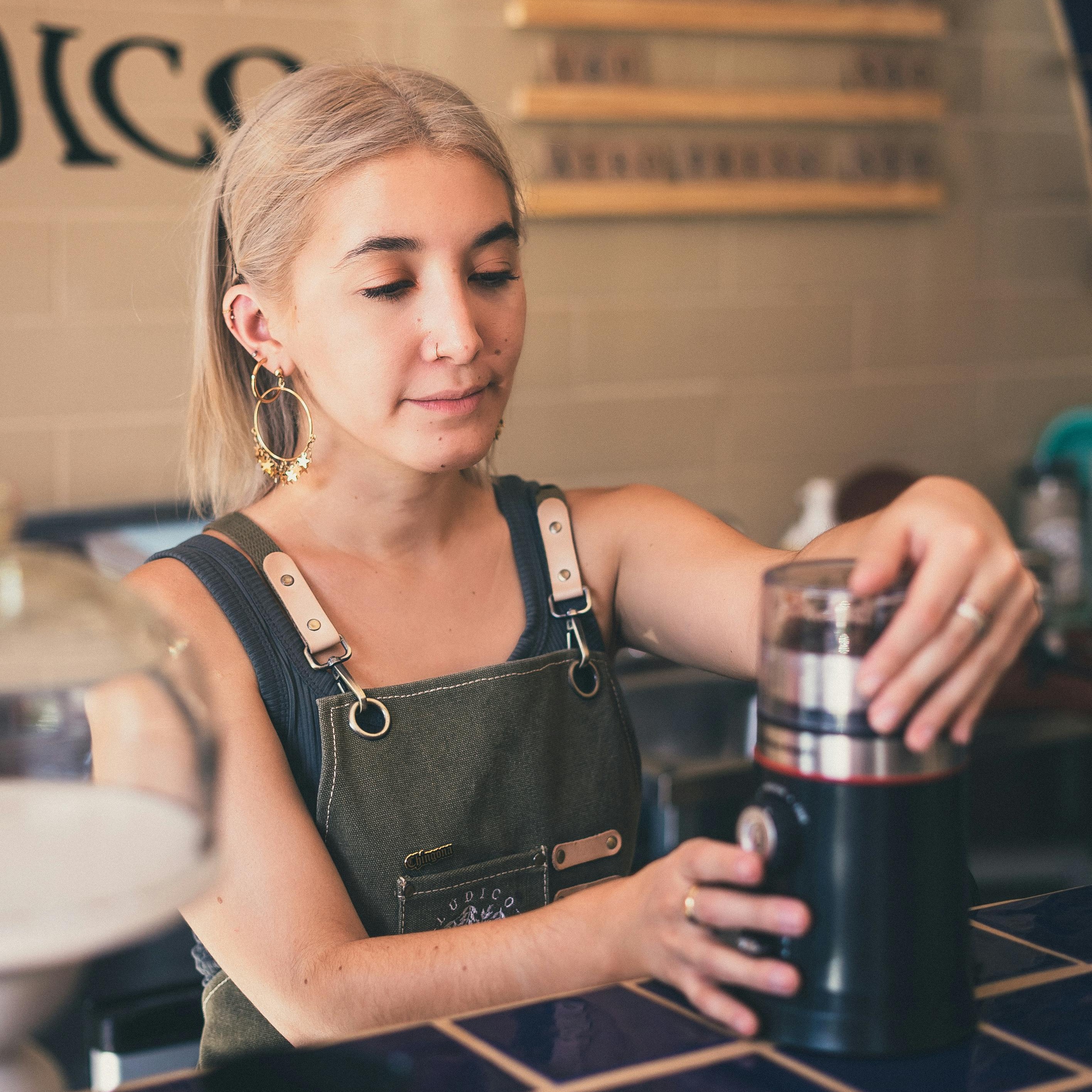 Kenapa Rasa Kopi Bisa Berbeda? Rahasianya Ada di Tingkat Gilingan