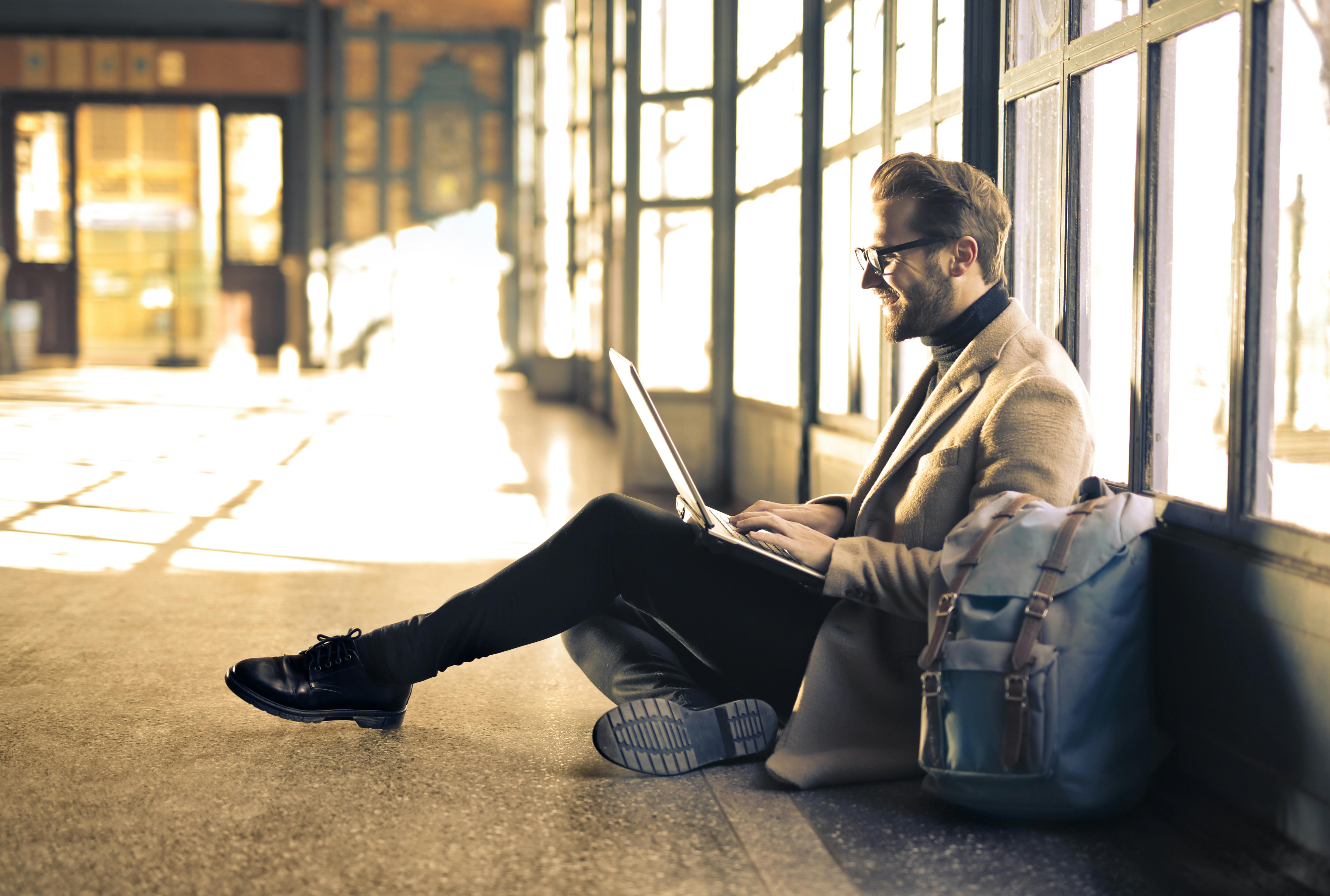 Elegansi atau Ergonomi? Memilih Tas Laptop yang Baik untuk Postur