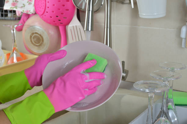 Alasan Kamu Harus Memakai Sarung Tangan Karet Saat Cuci Peralatan Dapur