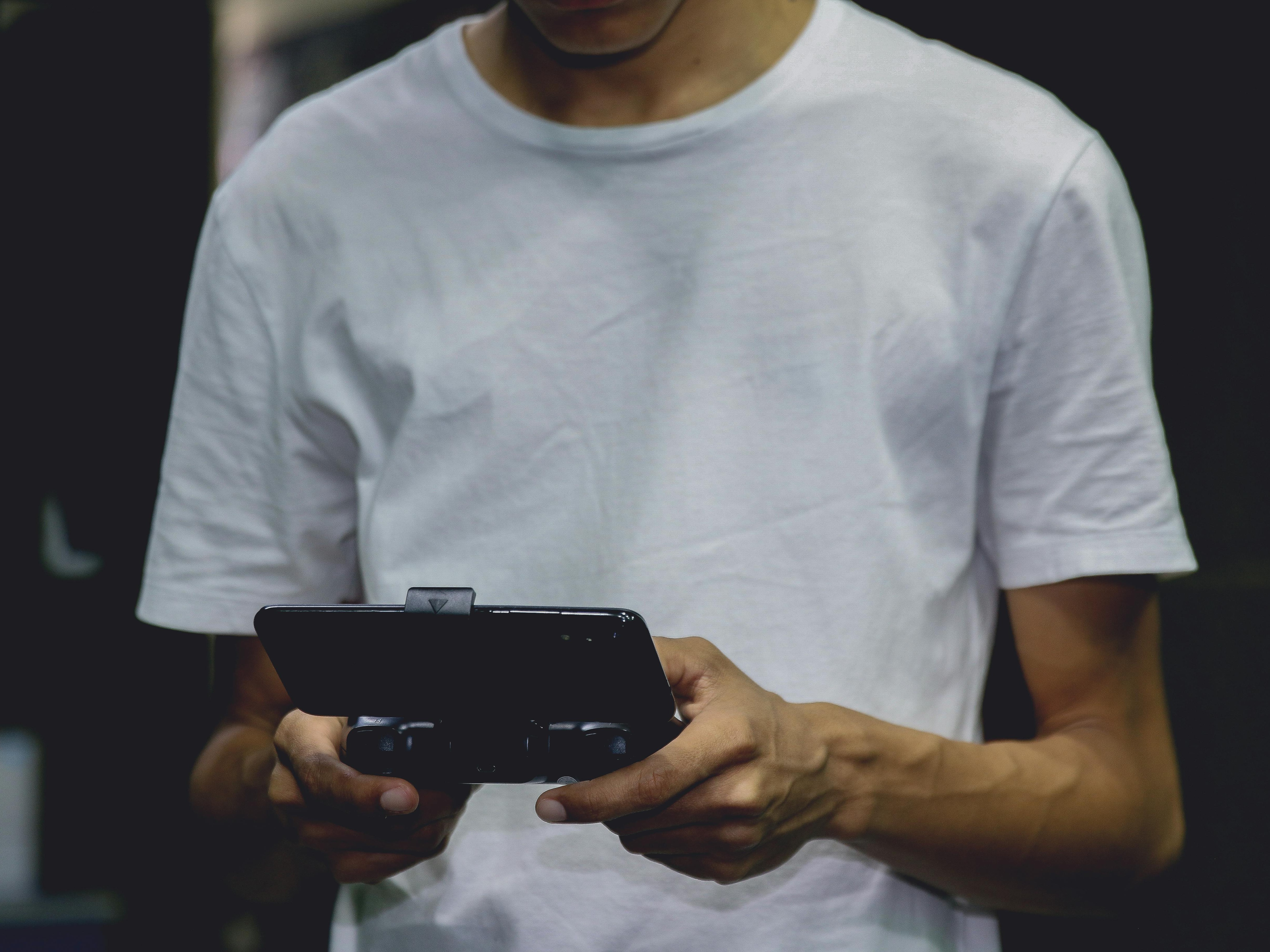 Rekomendasi Aksesoris Gaming HP Biar Main Game Lebih Seru