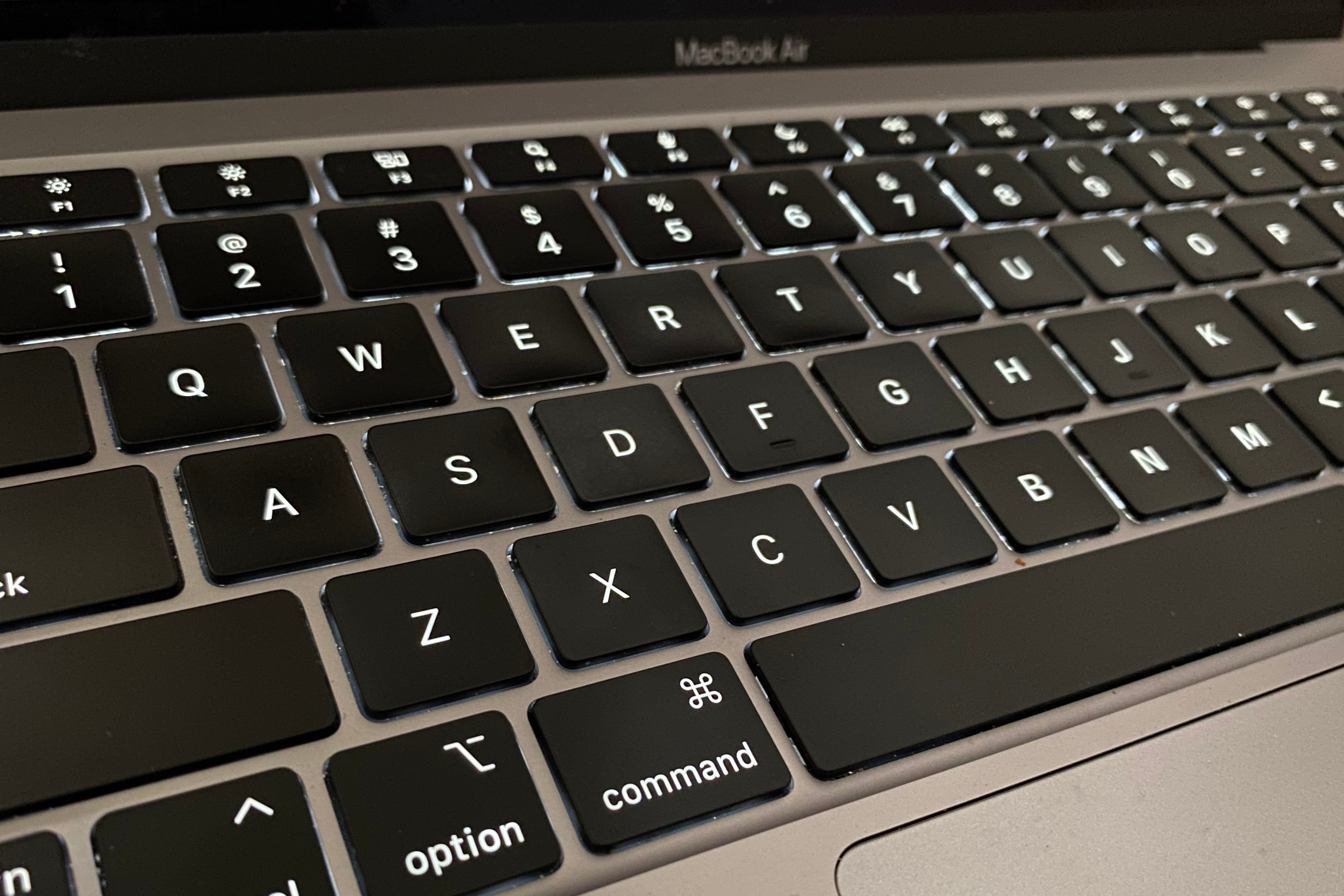 Review MacBook Air M1: Masih Worth It Dipakai Saat Ini?