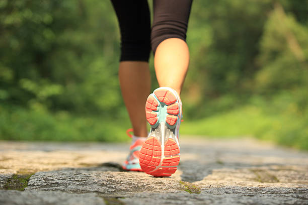 5 Tips Memilih Sepatu Sneakers Olahraga Wanita Sesuai Bentuk Kaki