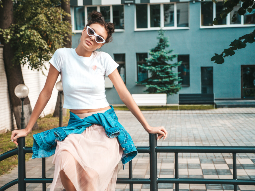 5 Ide Mix and Match Kaos Putih yang Stylish Untuk Berbagai Acara