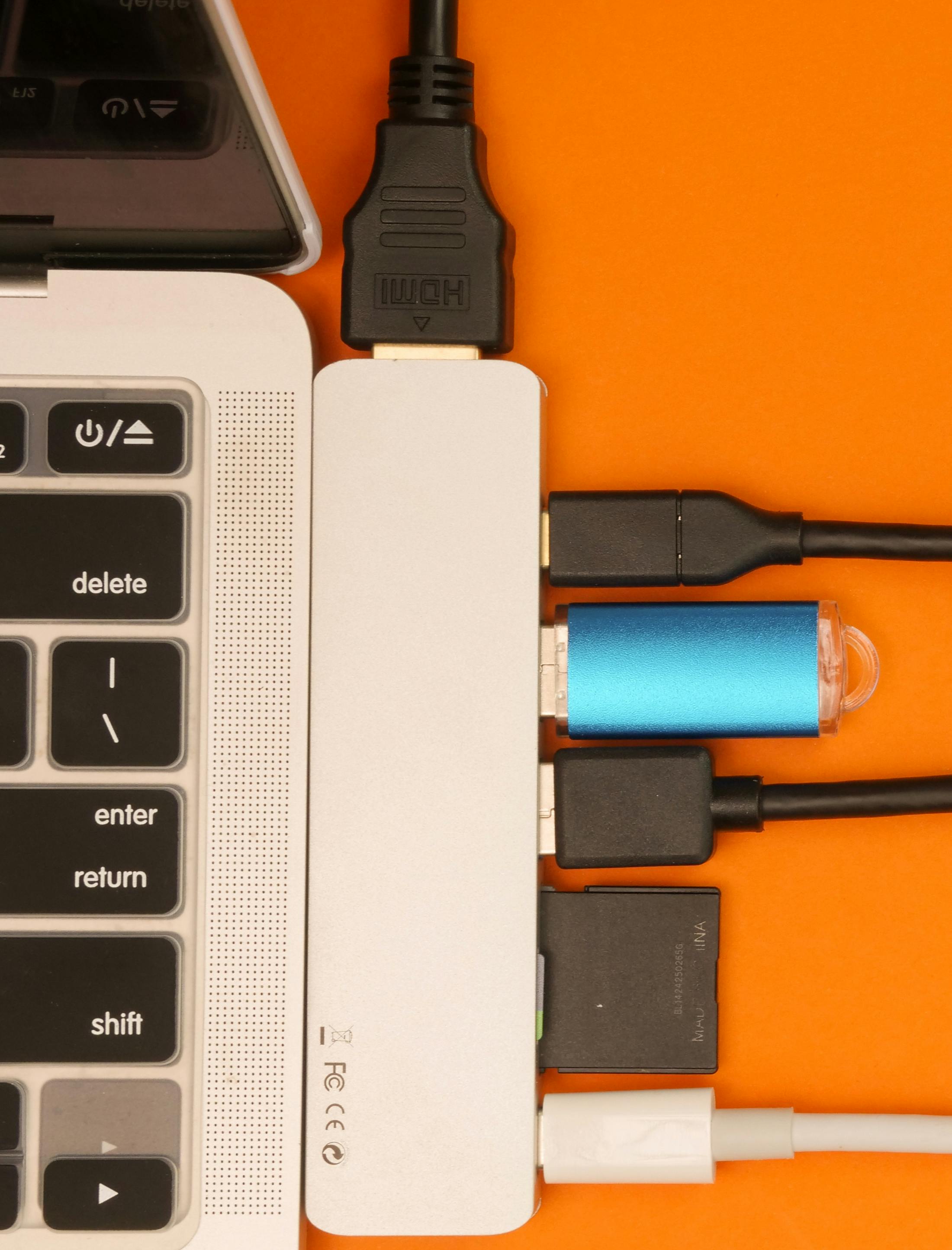 Laptop Makin Canggih Tapi Colokannya Makin Sedikit, Kok Bisa?