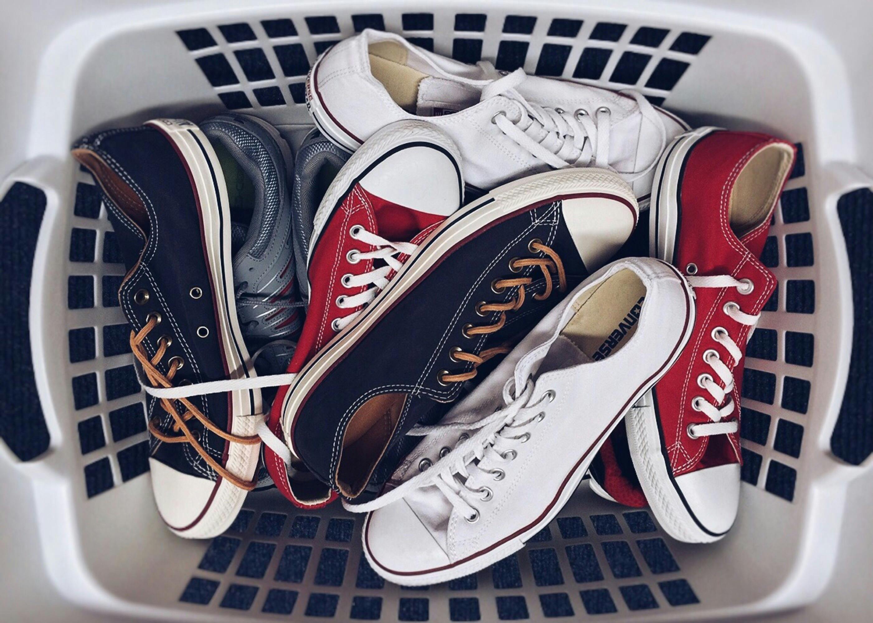 Sepatu Sneakers Kusam? Begini Cara Balikin Kinclongnya!