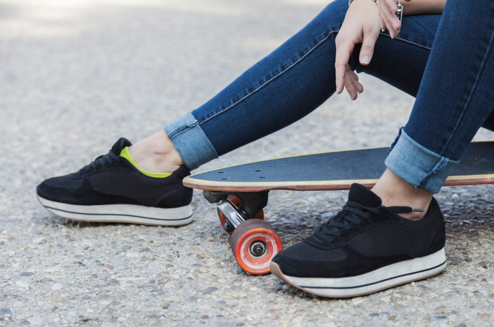 Tips Memilih Sepatu Sneakers untuk Daily Look yang Nyaman