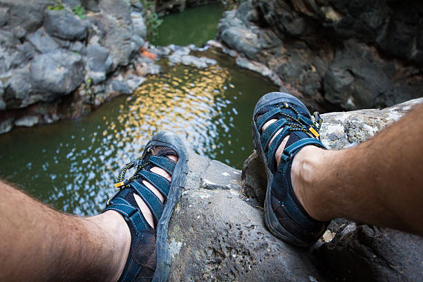 Suka Healing ke Alam? Ini Cara Pilih Sandal yang Nyaman Buat Trekking