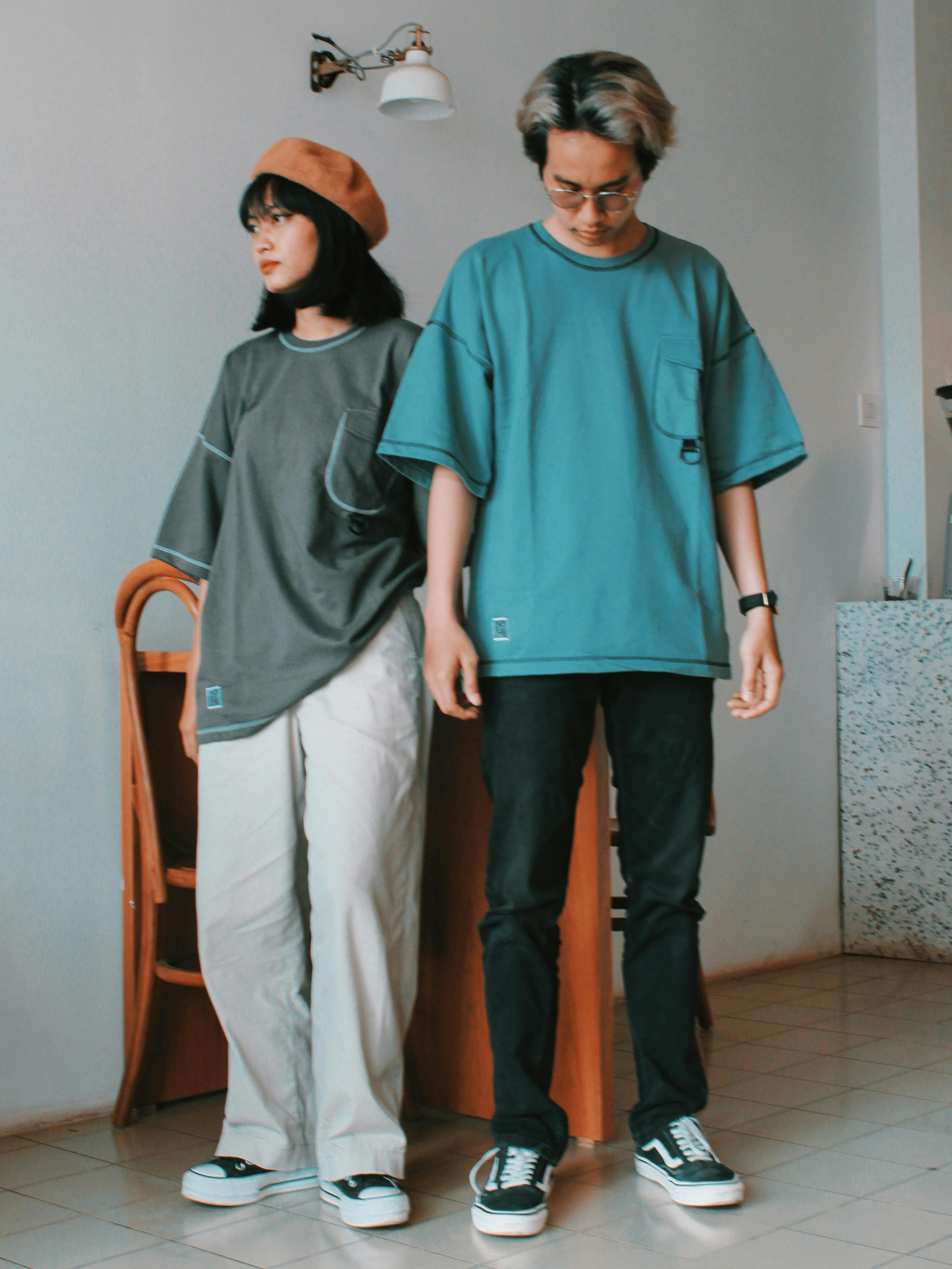 Outfit Anak Skena Simpel Tapi Keren dengan Kaos Oversized Warna Gelap