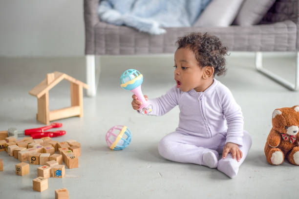 Orang Tua Membiarkan Bayi Bermain Sendiri, Apa Boleh?