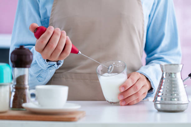 Cara Membuat Kopi dengan Foam Susu Kekinian Pakai Hand Mixer Mini