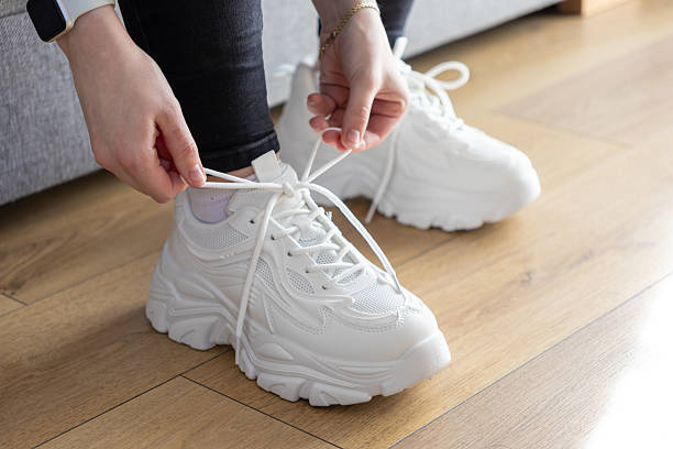 5 Rekomendasi Sneakers Putih Wanita Korea Kekinian yang Wajib Dipunya
