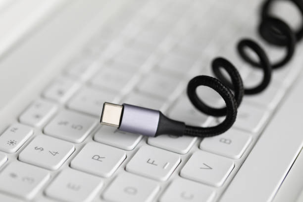 4 Masalah Umum Saat Kamu Pakai Kabel Data Panjang di Tempat Umum
