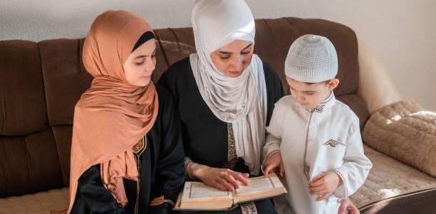 Anak Susah Diajarkan Mengaji? Coba Ciptakan Lingkungan Rumah yang Lebih Qurani dengan Cara Ini