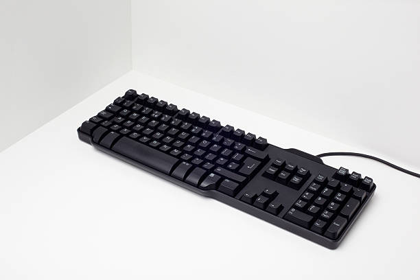 5 Kelebihan Keyboard Kabel USB Dibanding Model Wireless