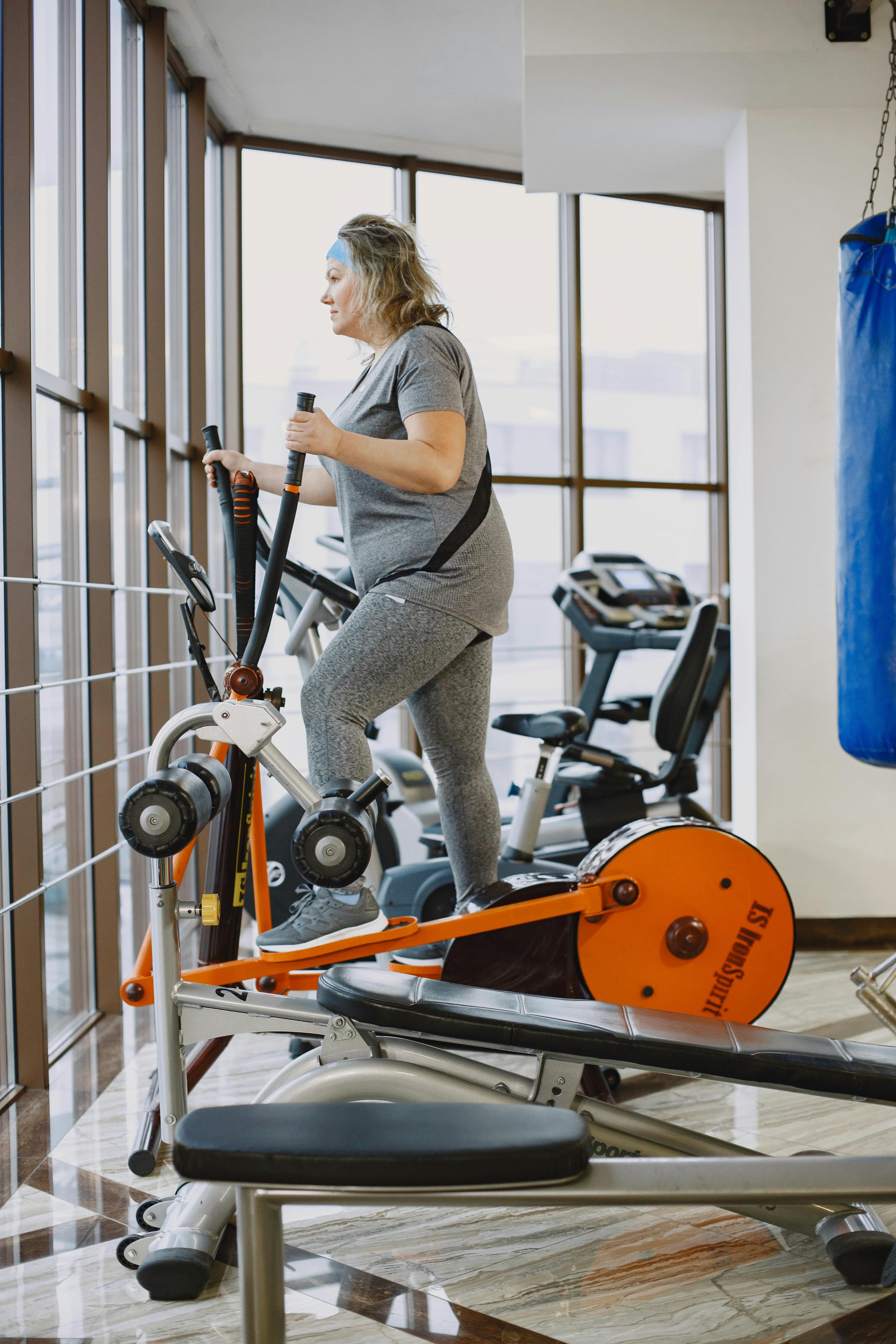 Bakar 400 Kalori Cuma 30 Menit? Rahasia Full-Body di Electric Elliptical!