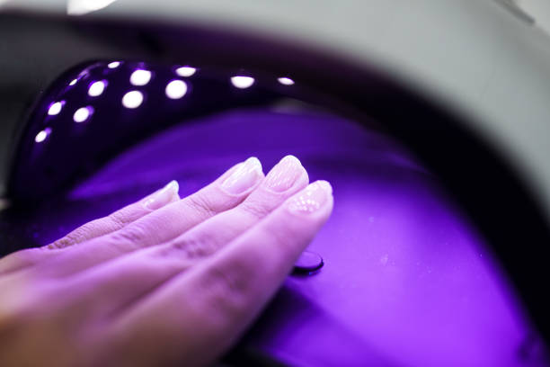 Pecinta Nail Art Wajib Tahu! Ini 5 Kesalahan Saat Pakai Pengering Kutek UV yang Harus Dihindari