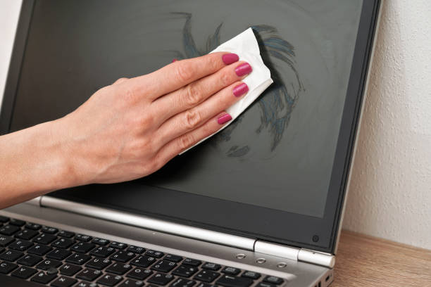 Jangan Rusak Anti-Glare! Rahasia Membersihkan Layar PC yang Aman