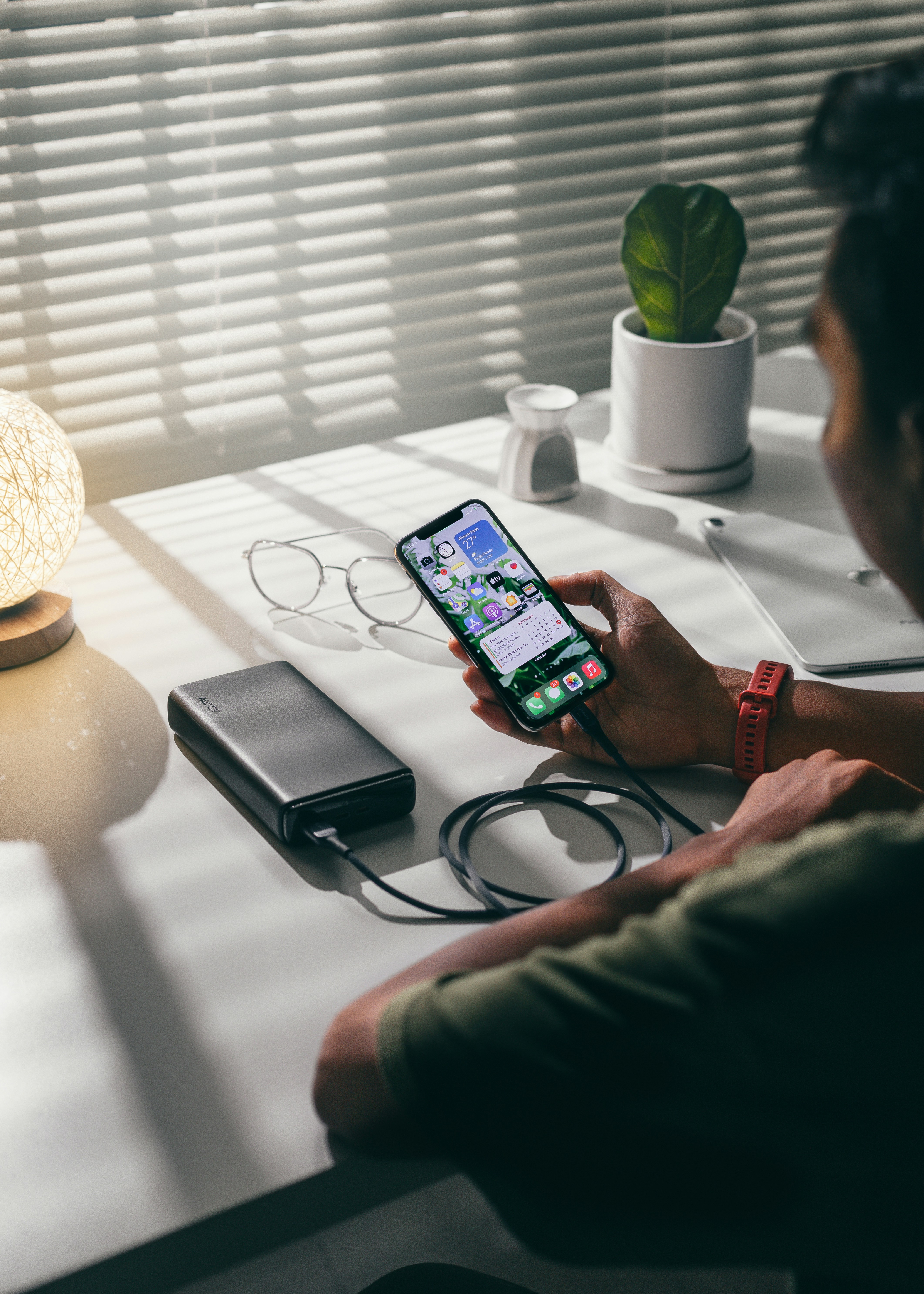 Bukan Cuma Buat HP! 5 Gadget Tak Terduga yang Hidup Berkat Power Bank 50.000 mAh