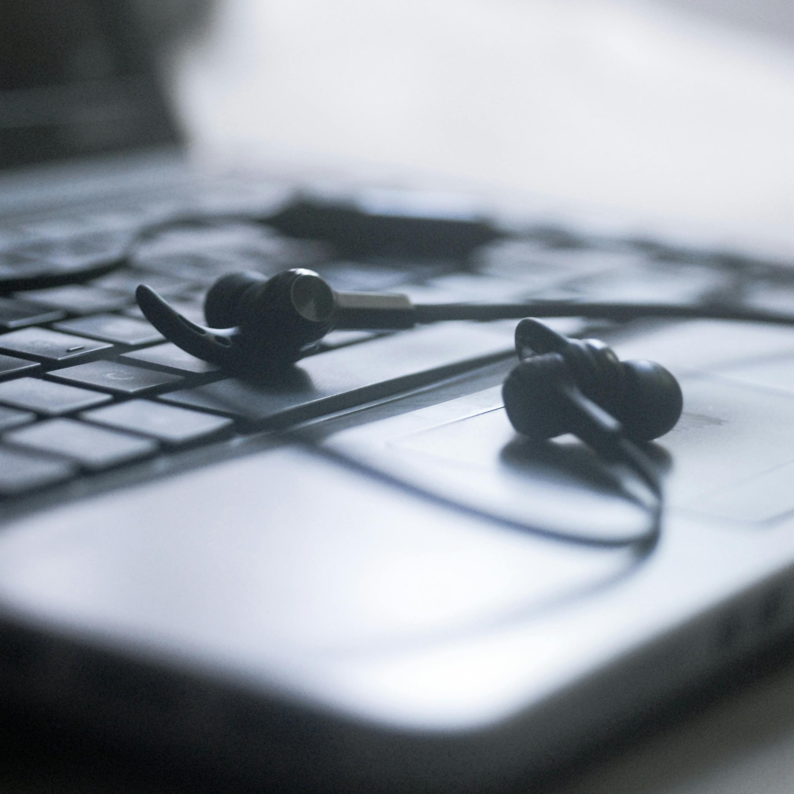 Masih Remehkan Headset Kabel? 5 Fakta Ini Bisa Bikin Kamu Mikir Ulang!
