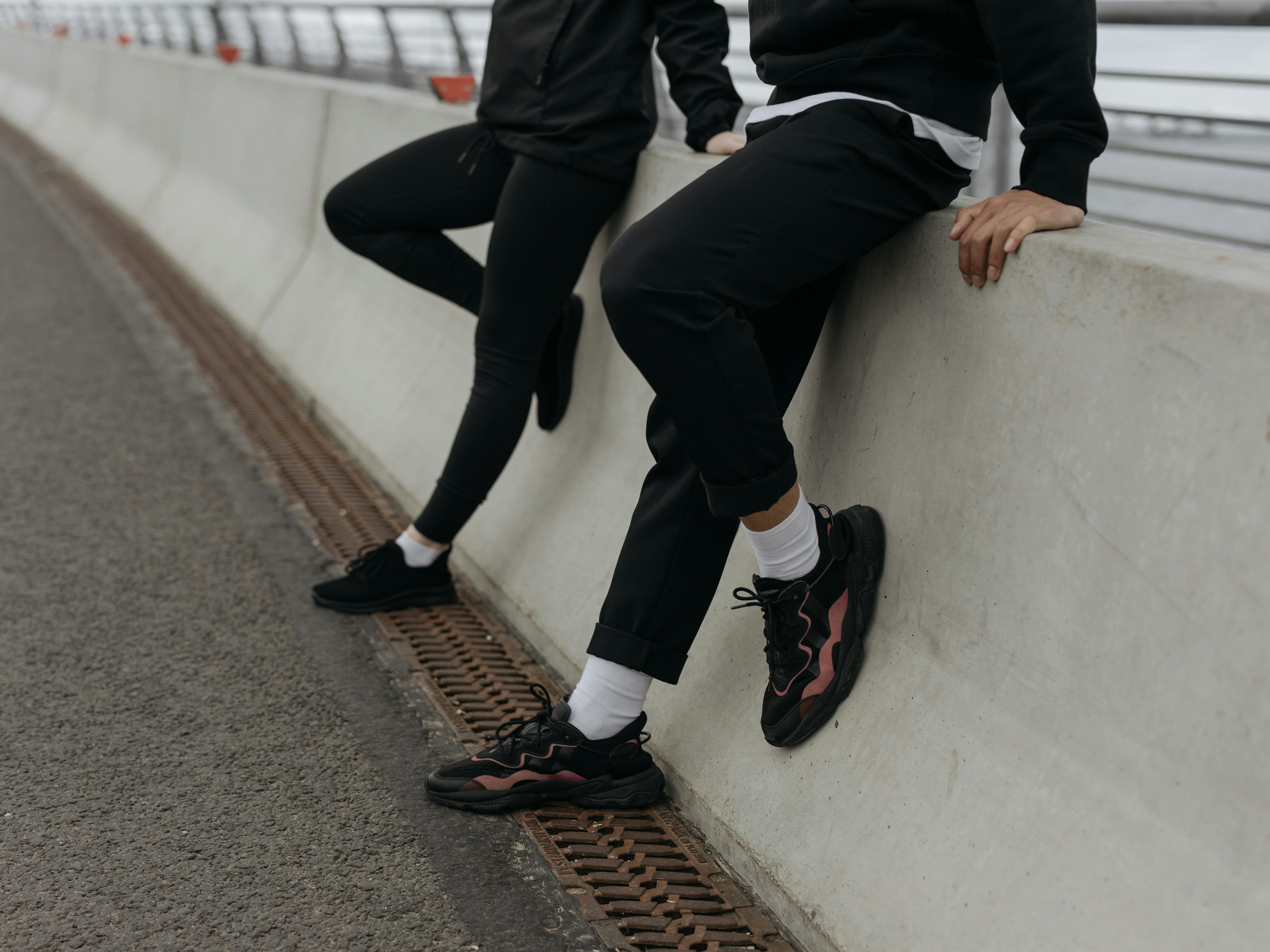 Sepatu Sneakers Lokal All Black Wajib Punya, Bikin Gaya Makin Keren!