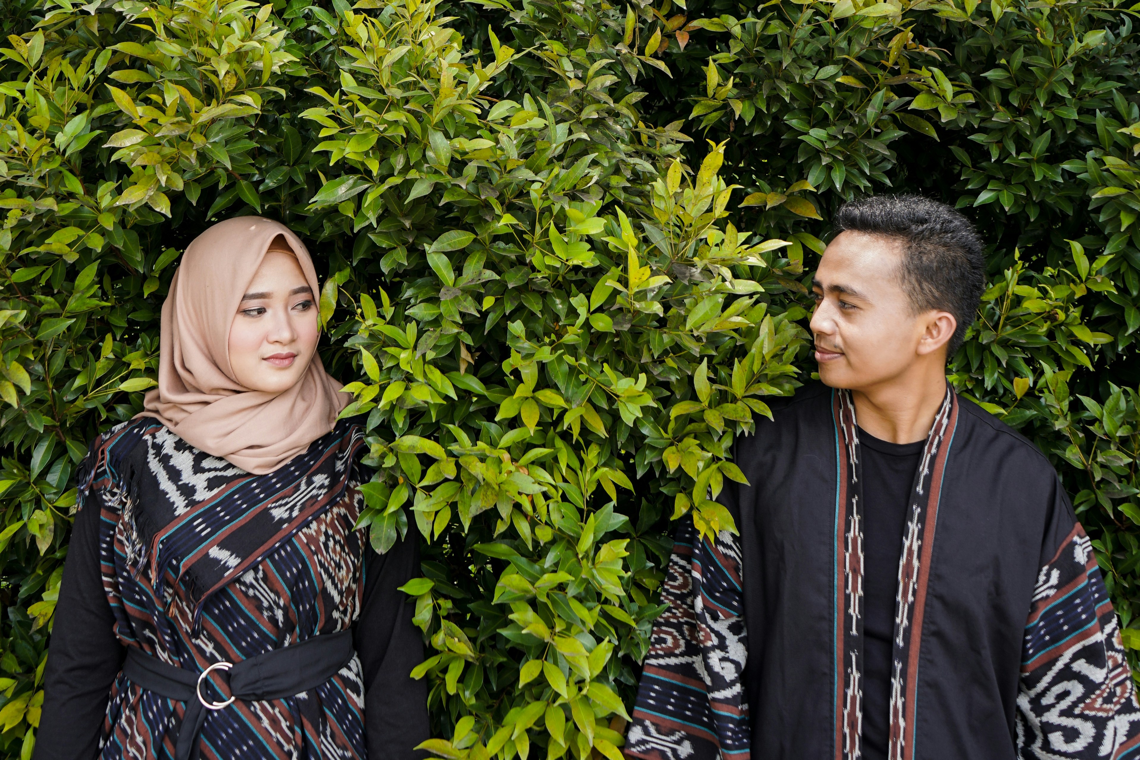 Bikin Iri! Tampil Kompak dengan Baju Batik Pasangan