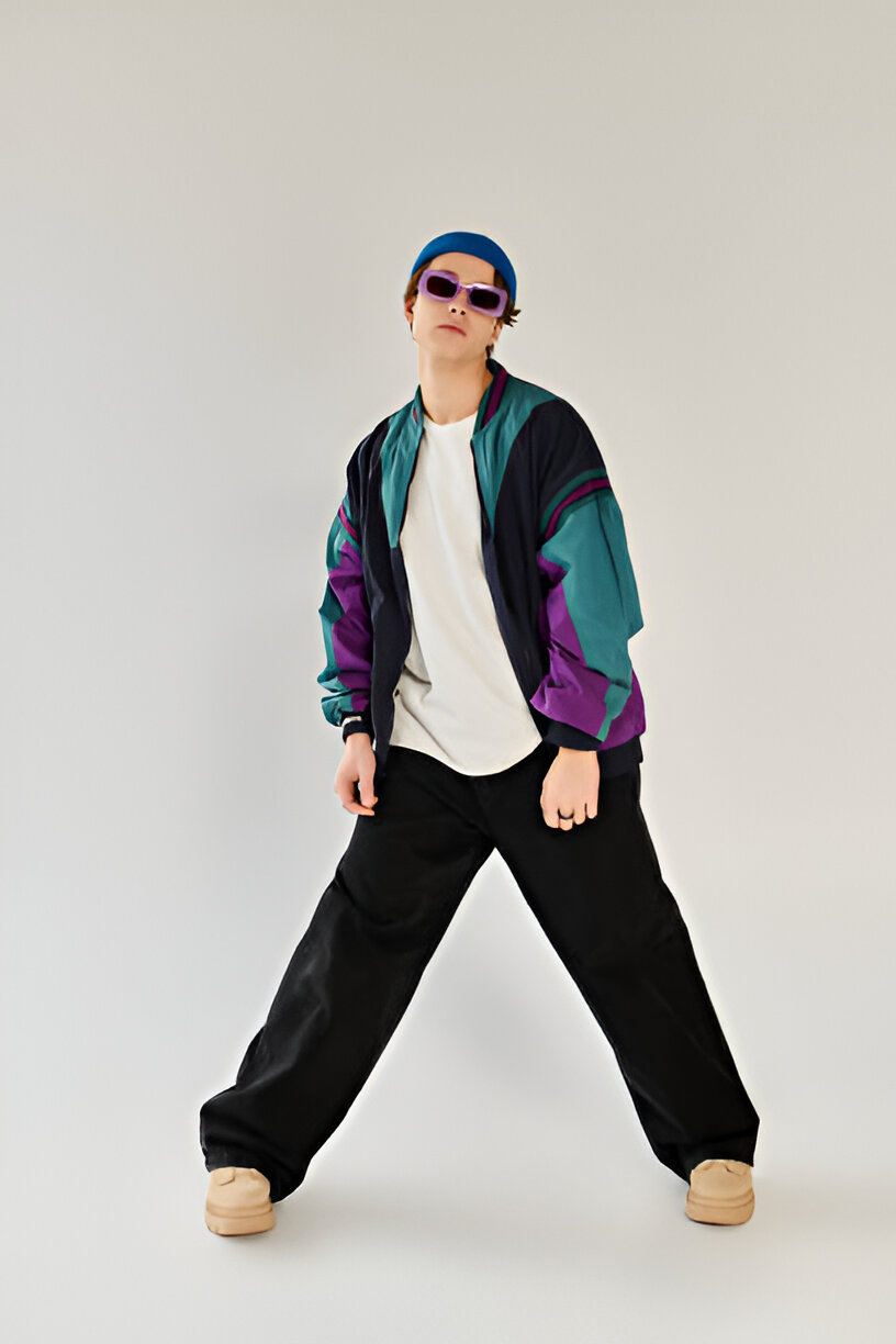 5 Inspirasi Outfit dengan Track Jacket, Bikin Gaya Makin Keren
