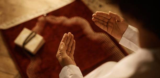 7 Tips Menjaga Sholat Tepat Waktu Saat Bepergian Liburan