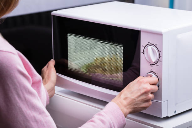 5 Kebiasaan Sepele yang Bisa Merusak Microwave