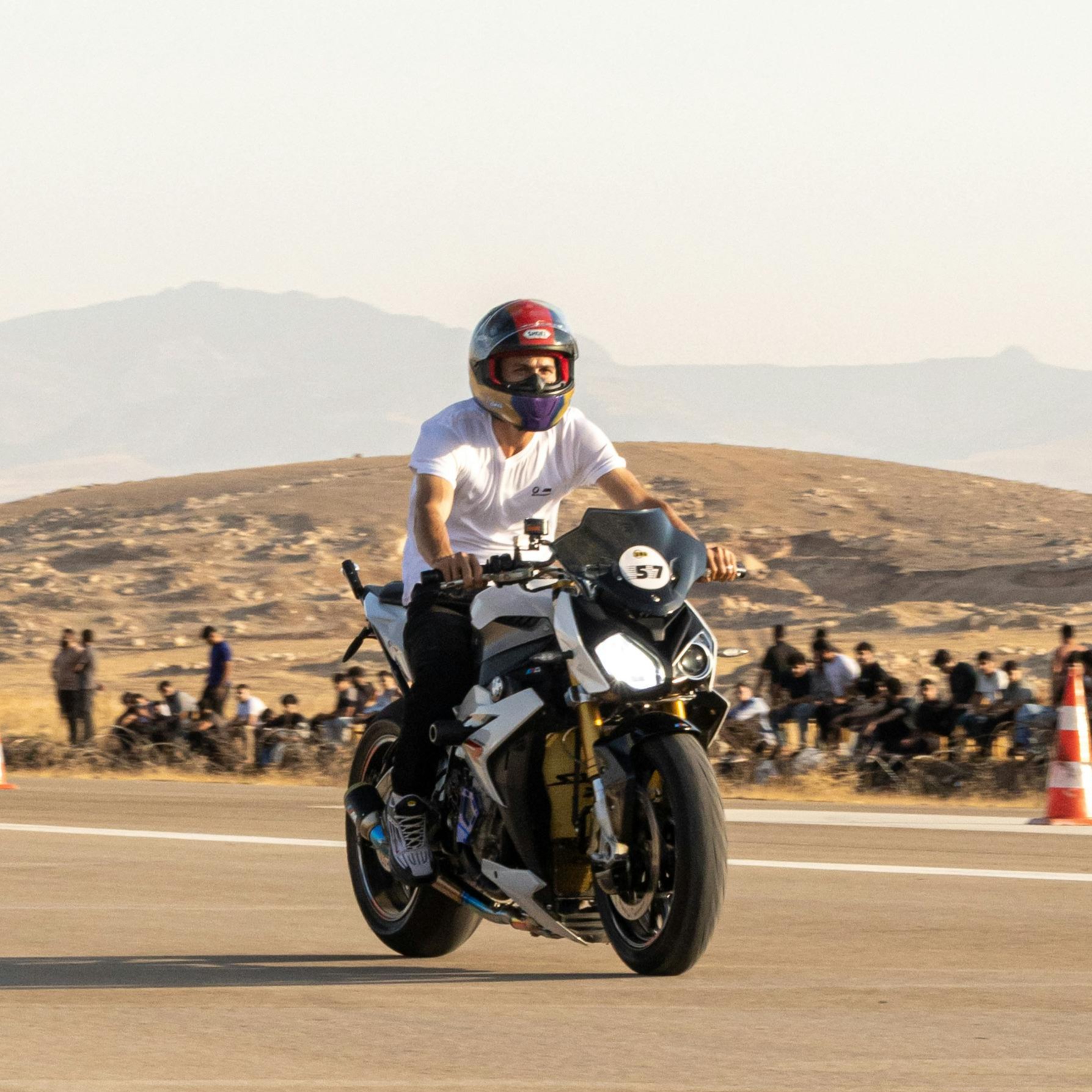 Tips Berkendara Nyaman di Cuaca Panas dengan Buff Motor